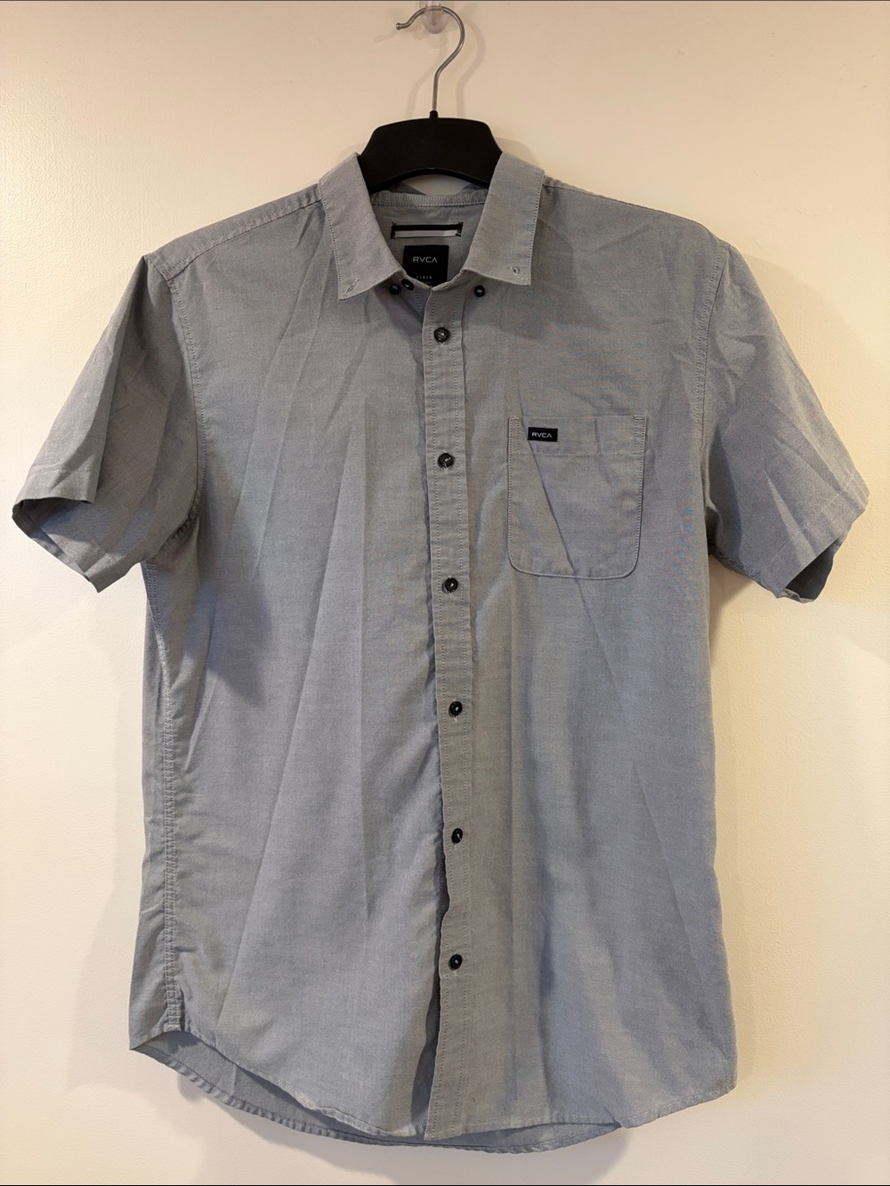 RVCA Men's Short Sleeve Button-Down Shirt in Light Gray-Blue